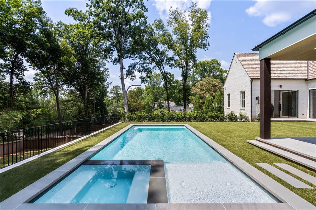 240 Danbury Lane NW