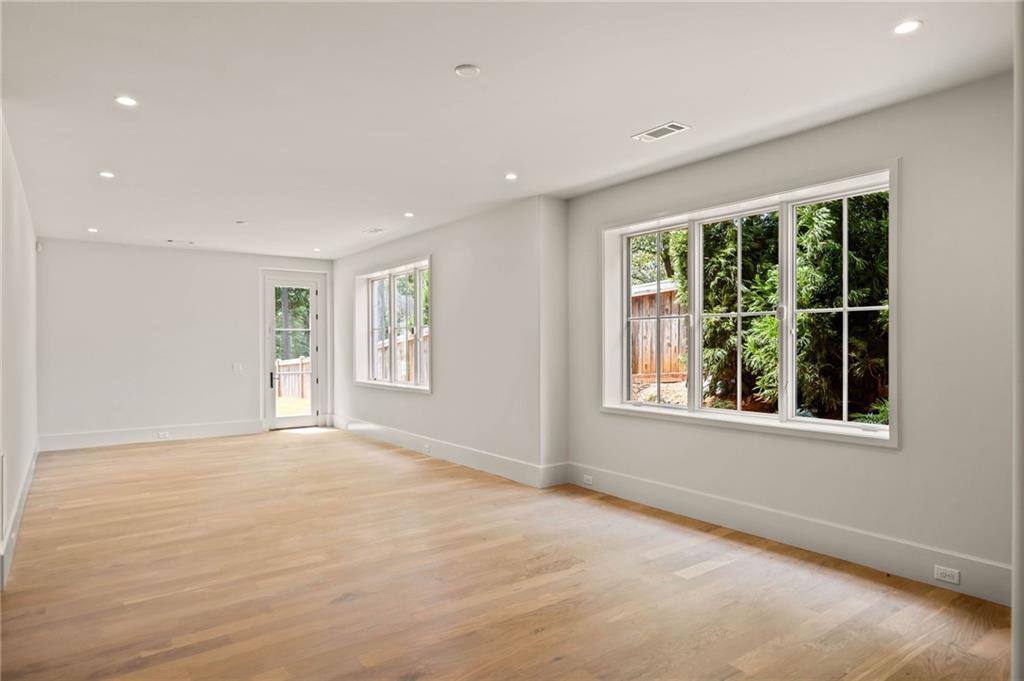 240 Danbury Lane NW