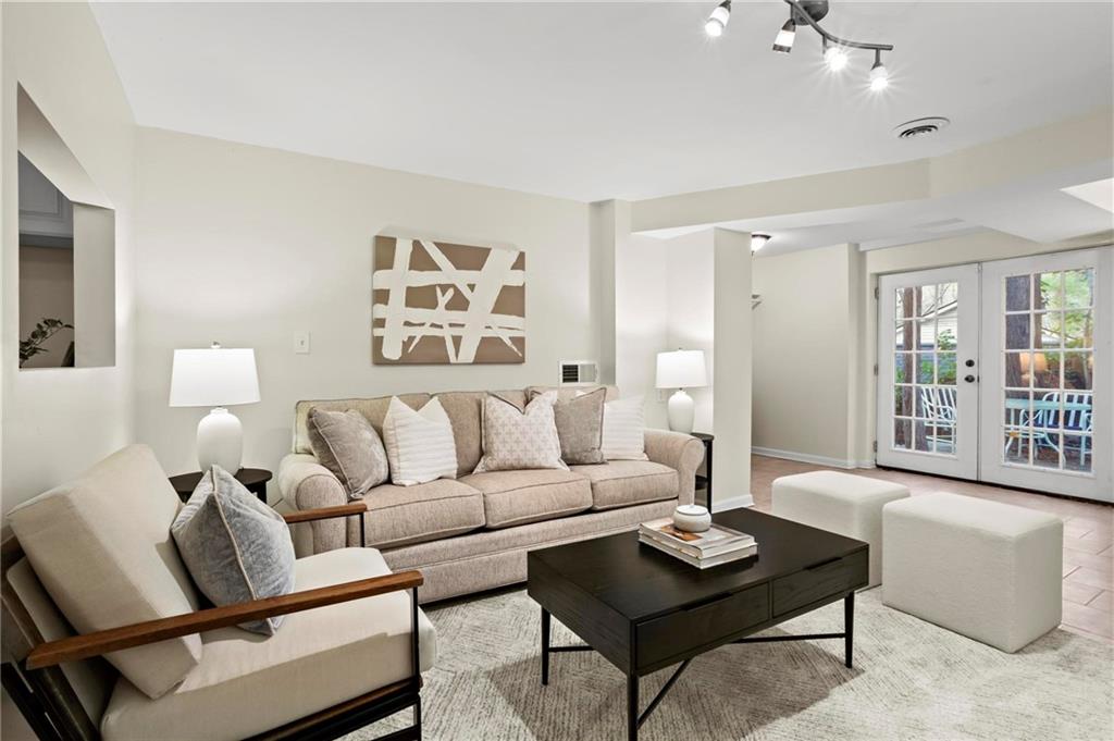 905 Edgewater Trail