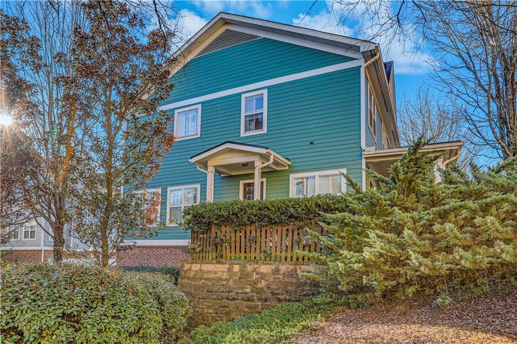 225 Carlyle Park Drive NE