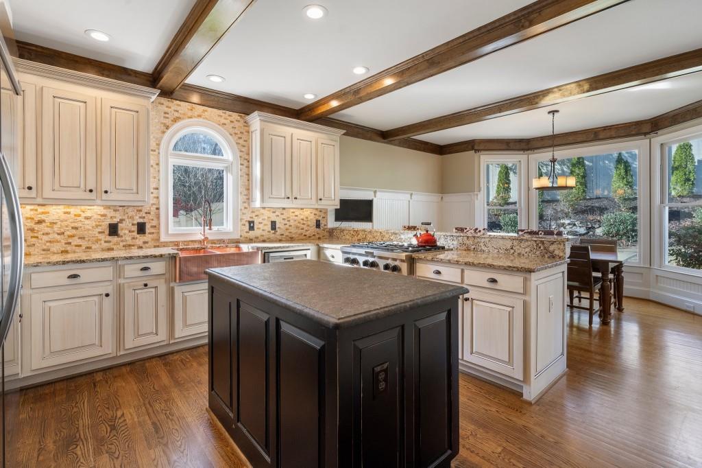 1240 Woodlawn Drive NE