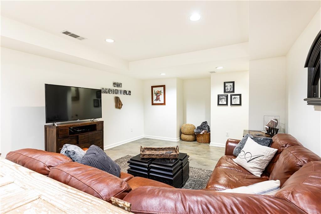 5340 Linnadine Way