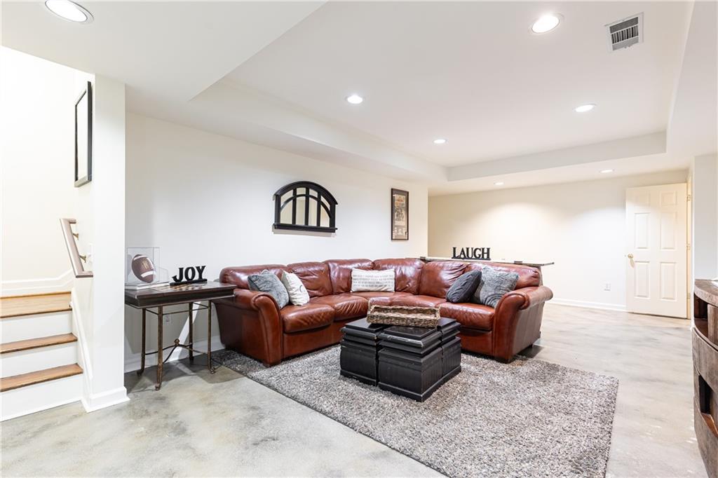 5340 Linnadine Way