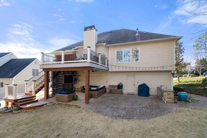 2325 Woodcrest Drive SE
