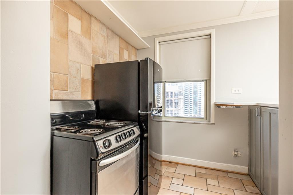 300 W Peachtree 10D