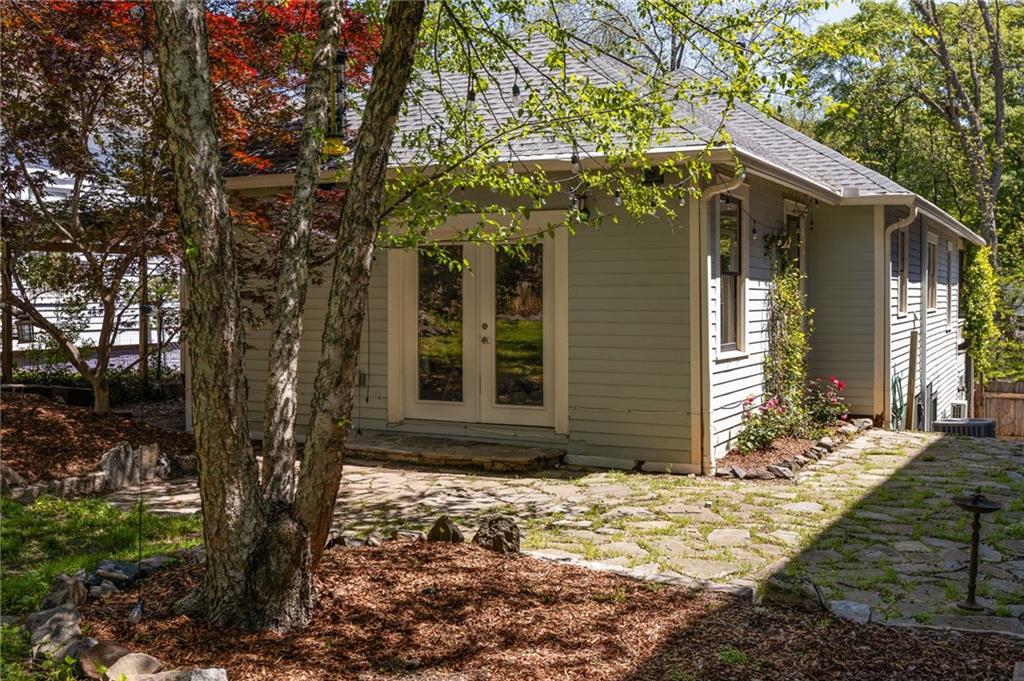 136 Flora Avenue NE