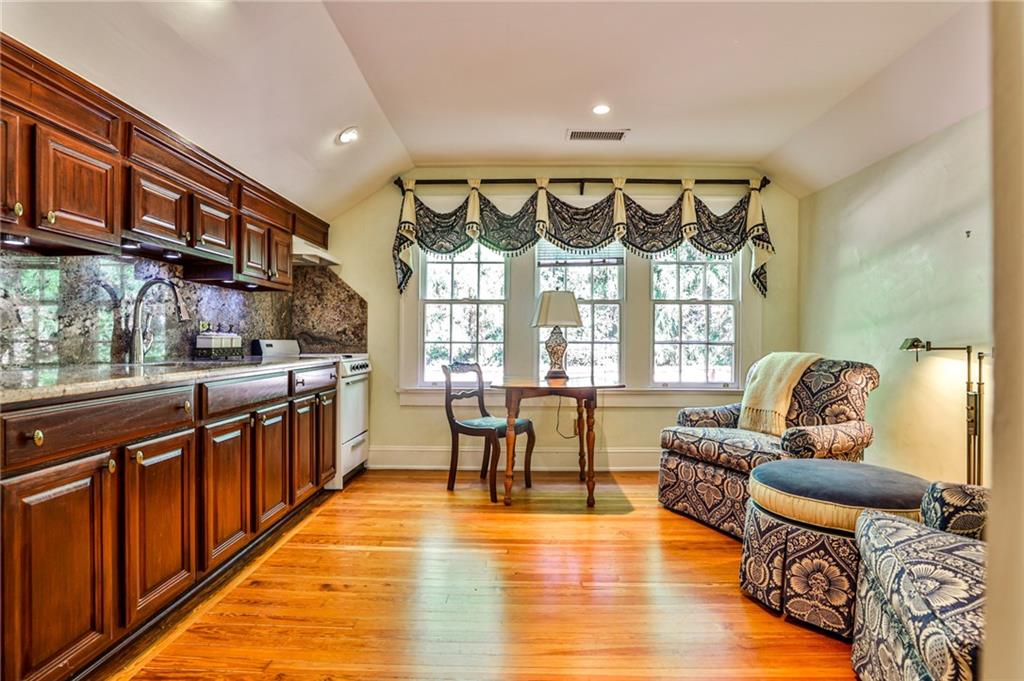 15 Cherokee Road NW