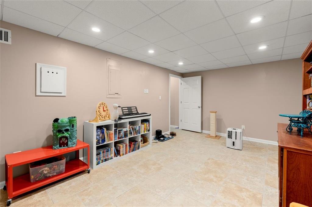 1582 E BANK Drive