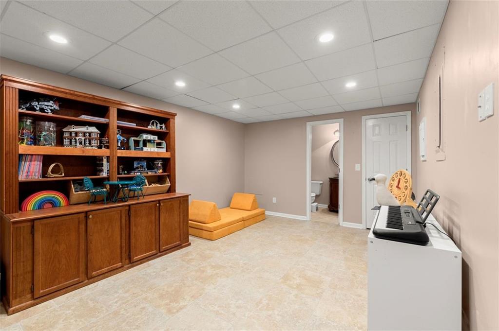 1582 E BANK Drive