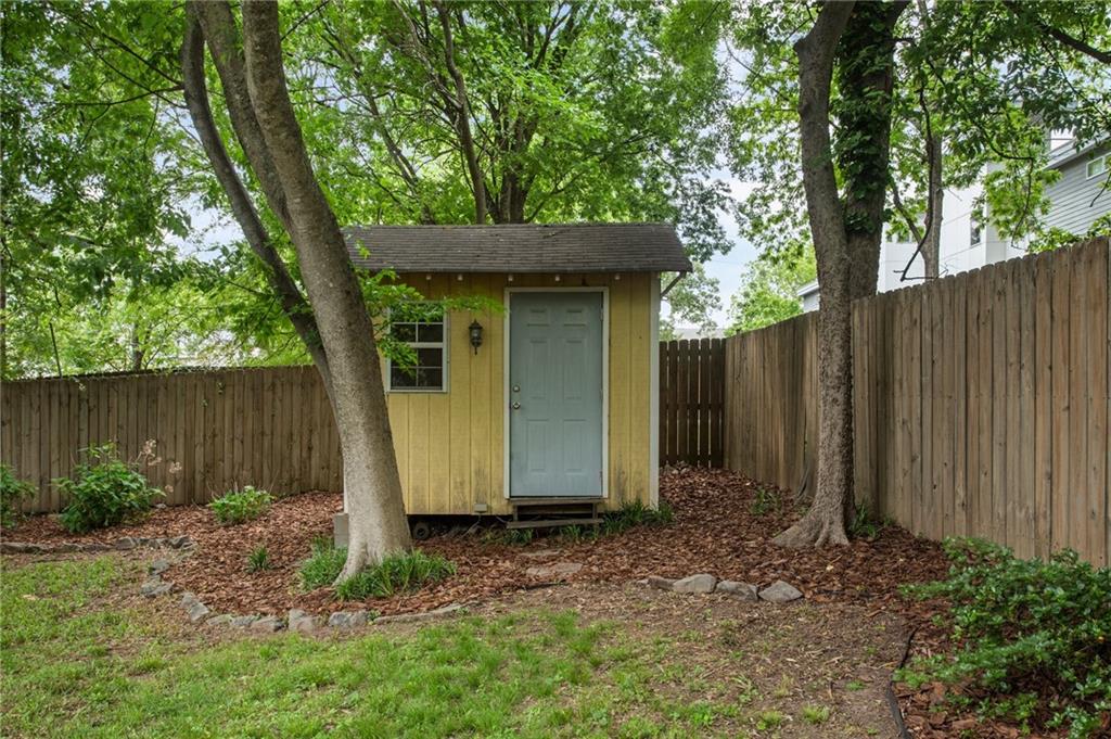 206 Flora Avenue NE