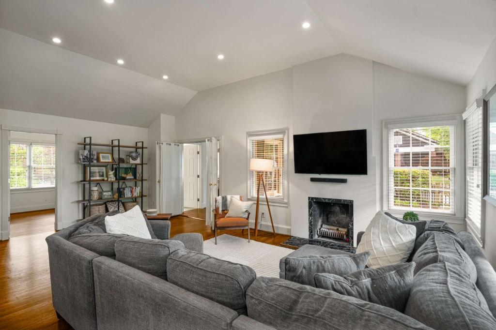 132 East Drive NE