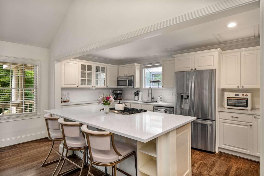132 East Drive NE