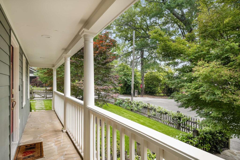 132 East Drive NE