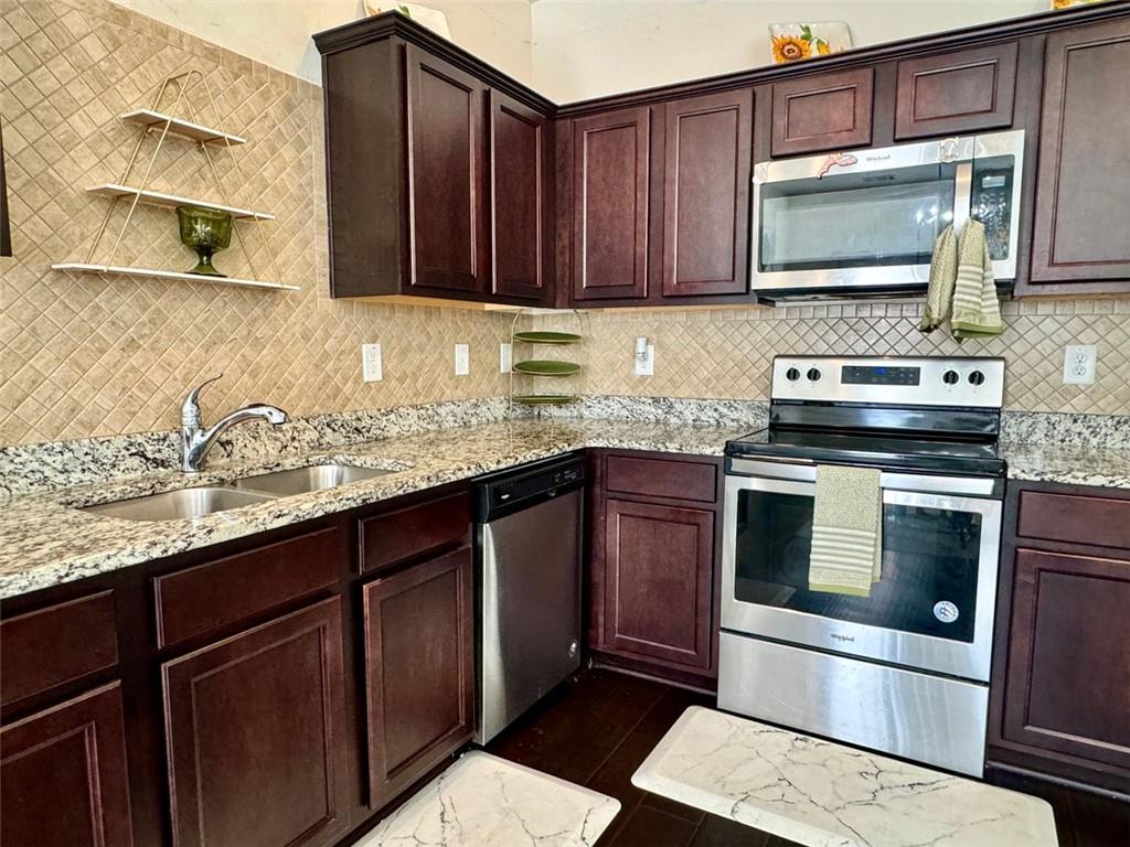 1606 LARKSPUR Trail