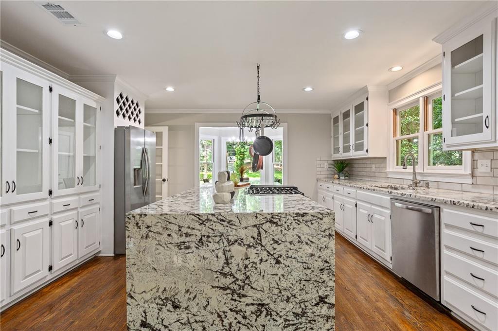 1183 Woods Circle NE