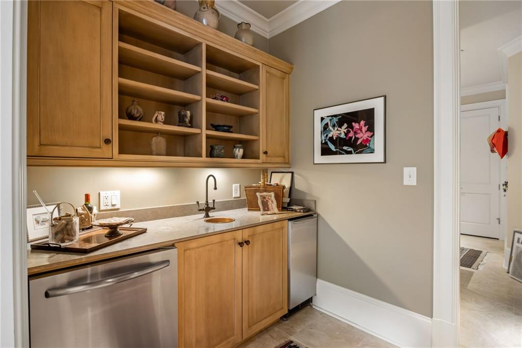 92 Old Ivy Road NE Unit 6