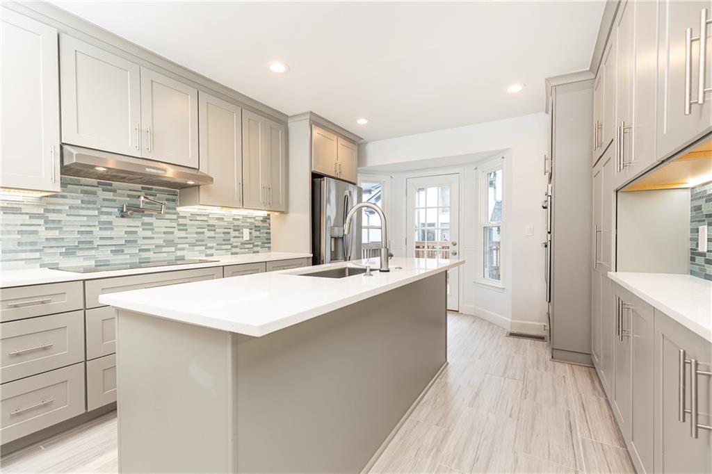 911 Lenox Hill Court NE