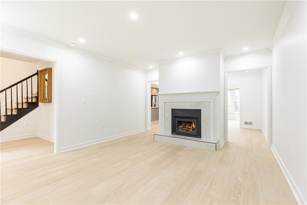 911 Lenox Hill Court NE