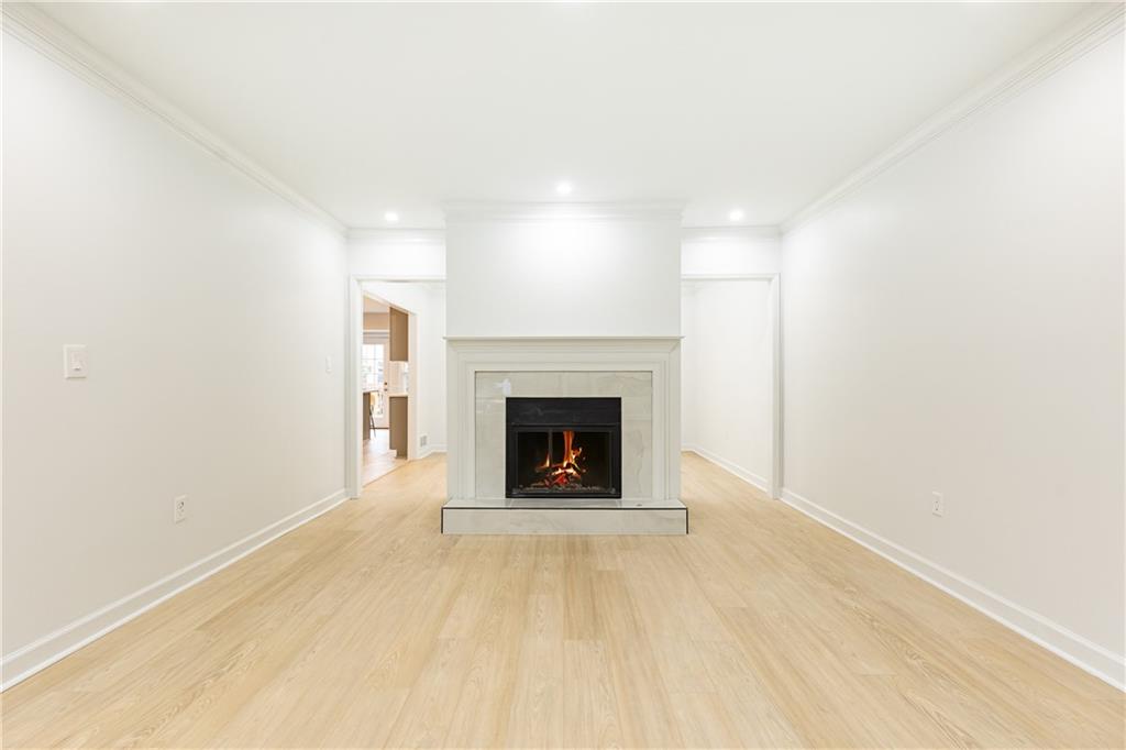 911 Lenox Hill Court NE