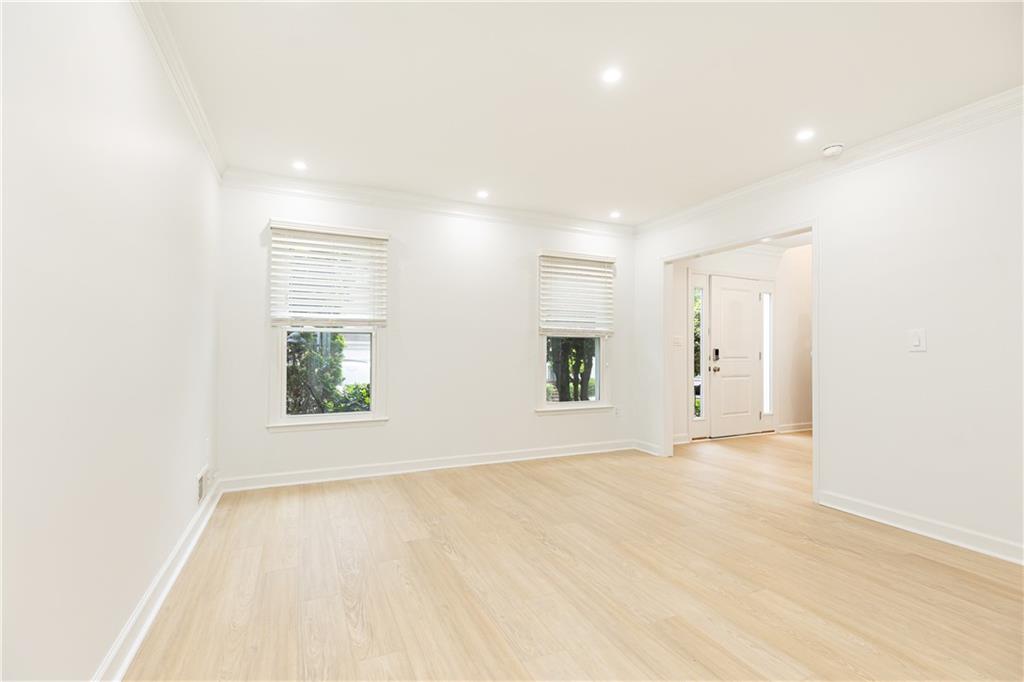 911 Lenox Hill Court NE