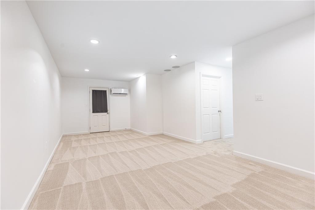 911 Lenox Hill Court NE