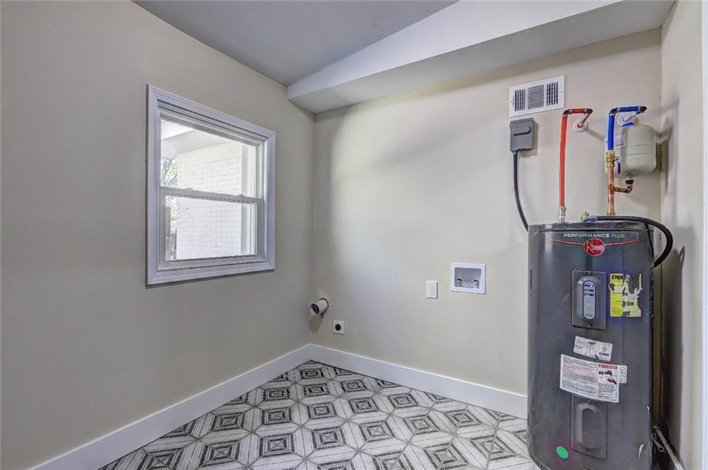 810 Commodore Drive NW