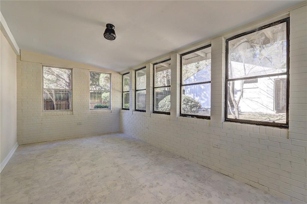 810 Commodore Drive NW