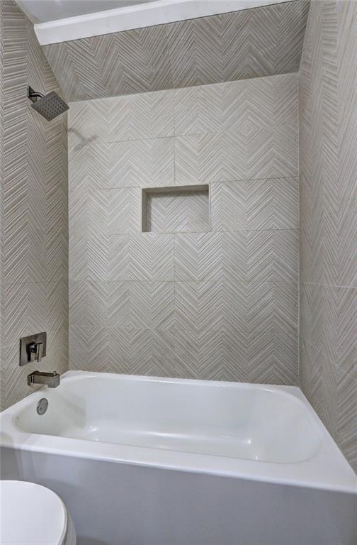 810 Commodore Drive NW