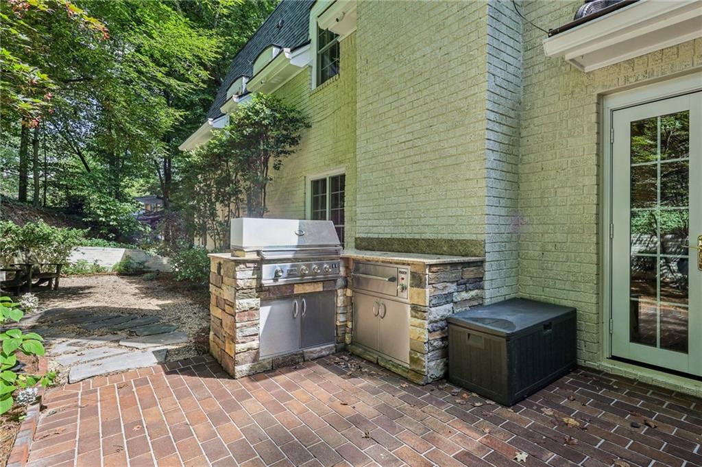 1382 W Wesley Road NW