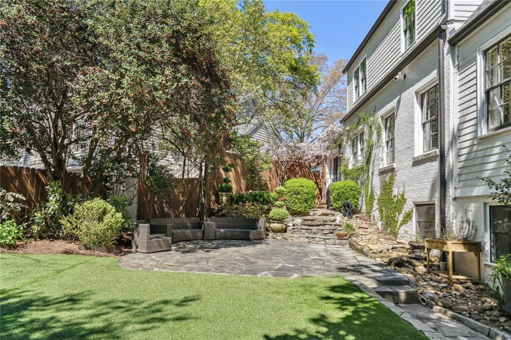 527 Brentwood Drive NE