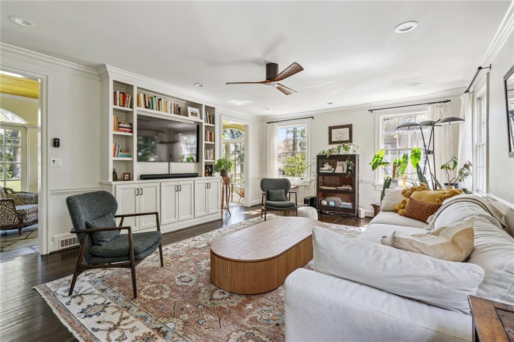 527 Brentwood Drive NE