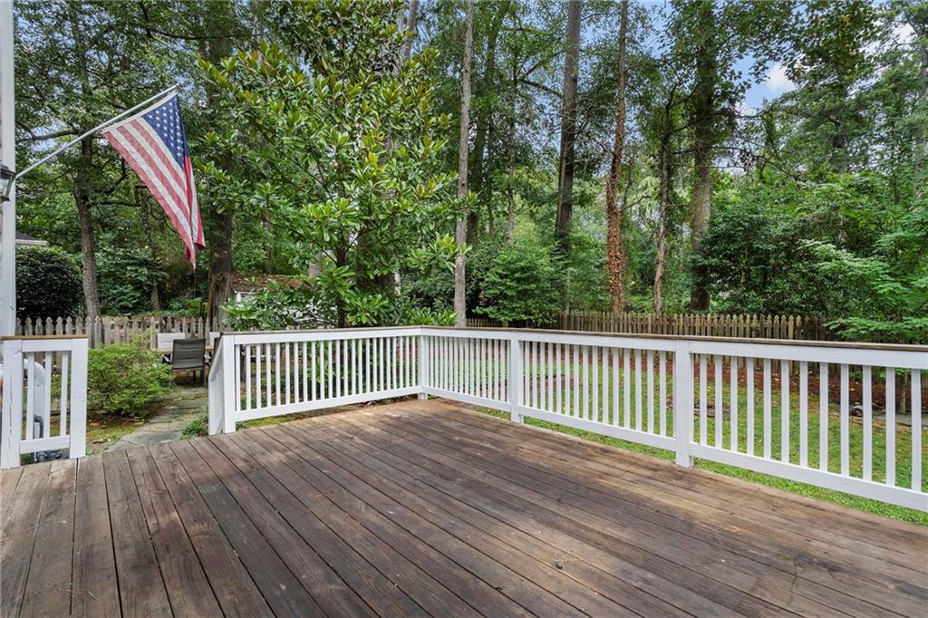 82 Lakeland Drive NW