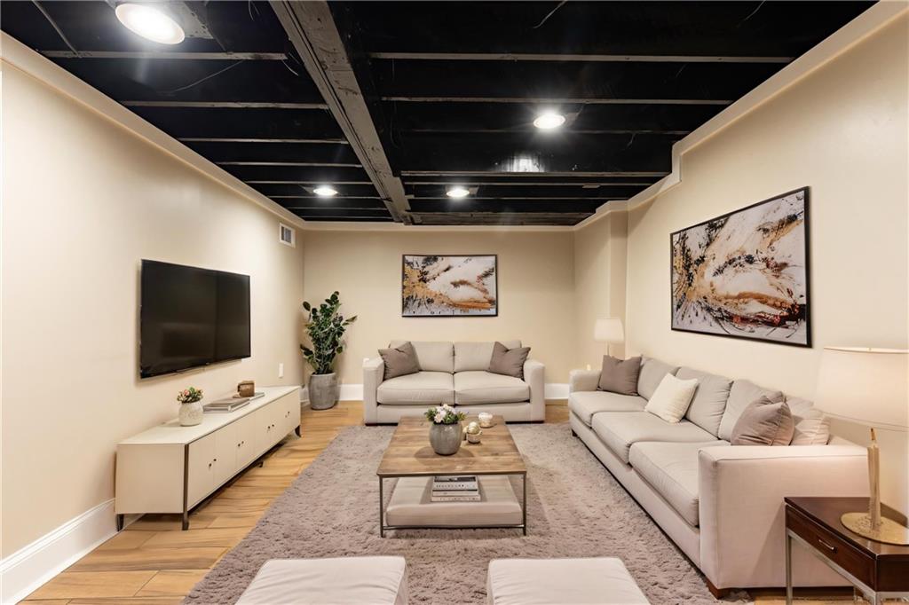 224 Peachtree Way NE