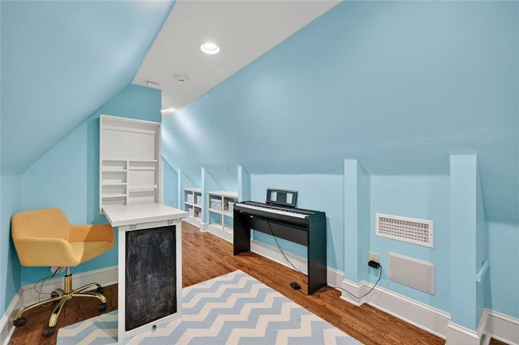 789 Longwood Drive NW