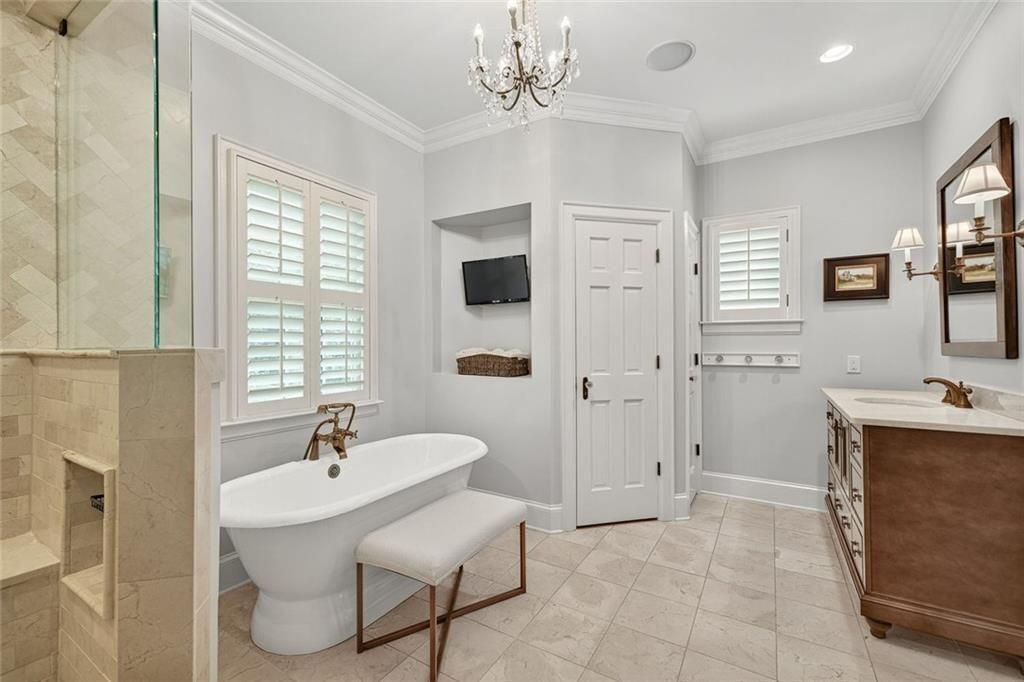 789 Longwood Drive NW