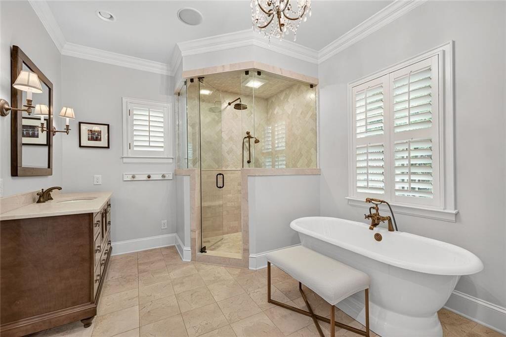 789 Longwood Drive NW