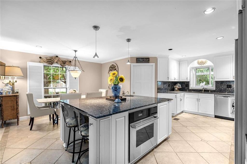 760 Weatherly Lane NW