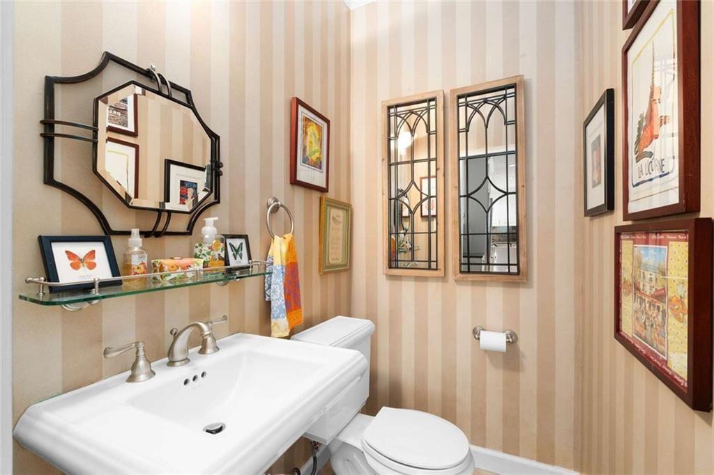 760 Weatherly Lane NW