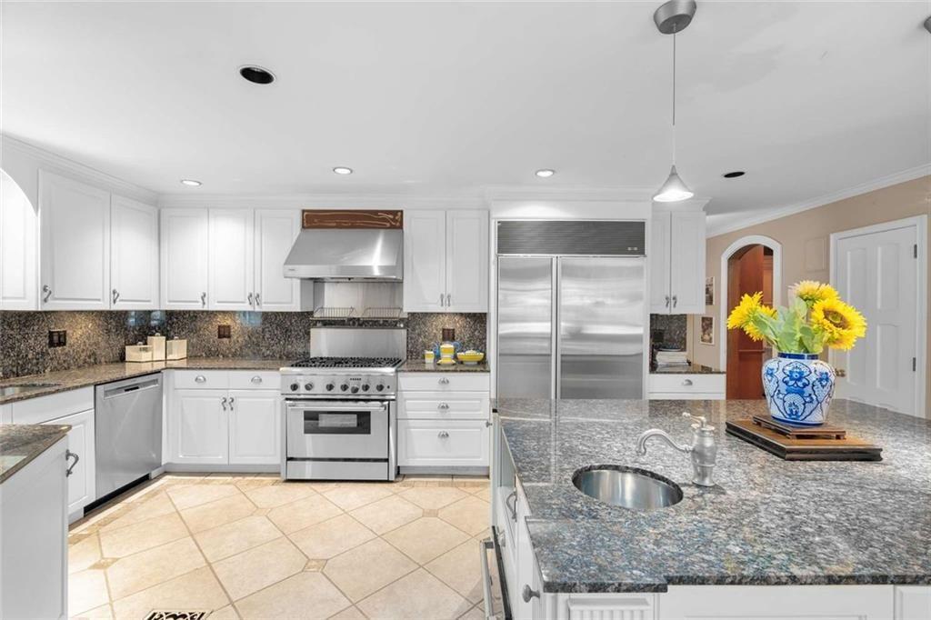 760 Weatherly Lane NW