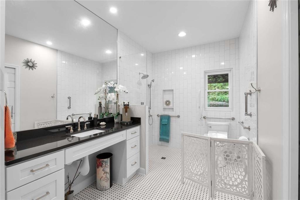 760 Weatherly Lane NW