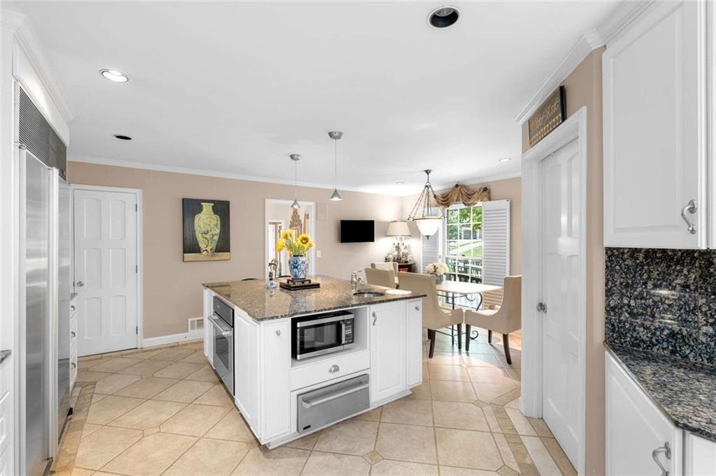 760 Weatherly Lane NW