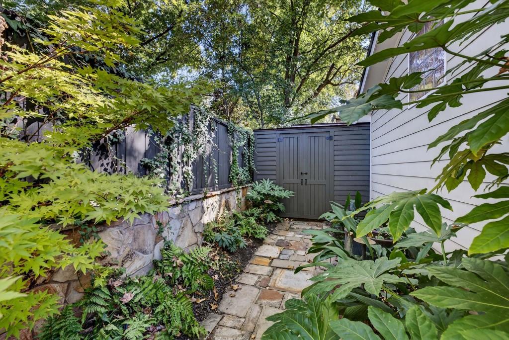 918 Highland View NE