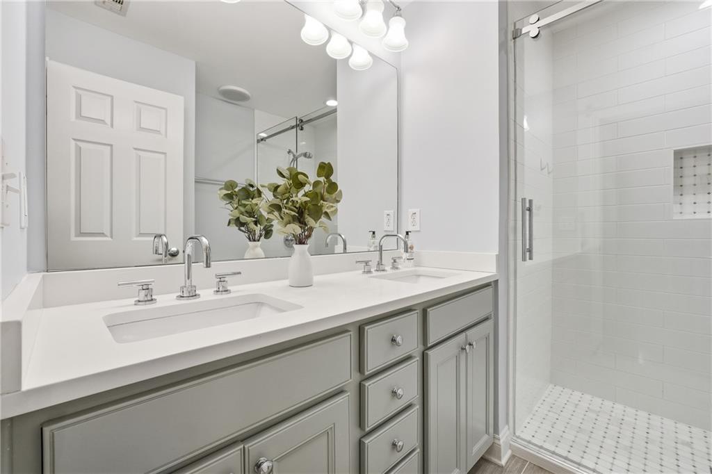 3655 E Paces Walk NE