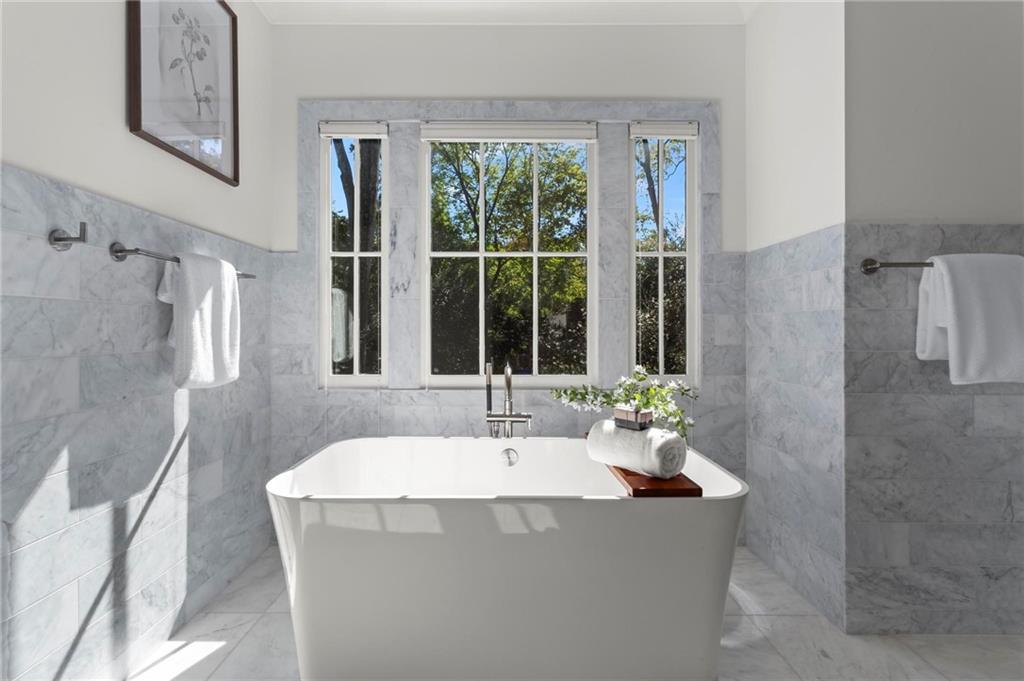 893 E Rock Springs Road NE