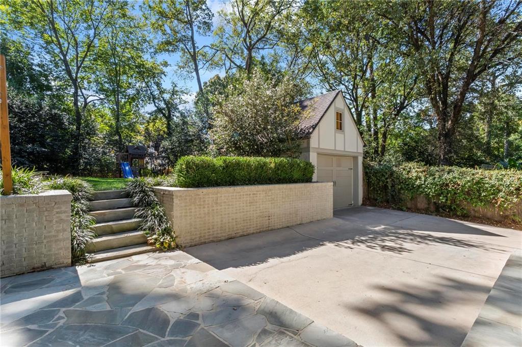 893 E Rock Springs Road NE