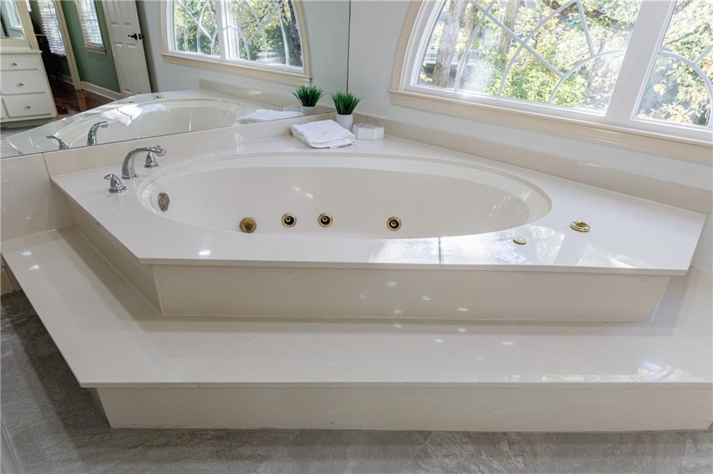 15 Vickwood Court NE