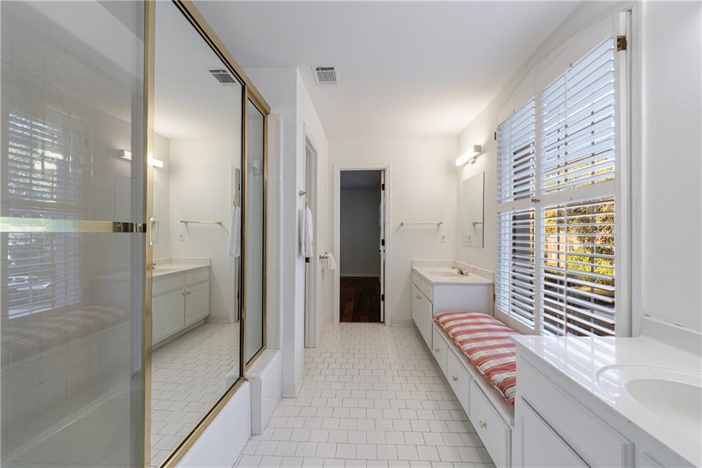 15 Vickwood Court NE