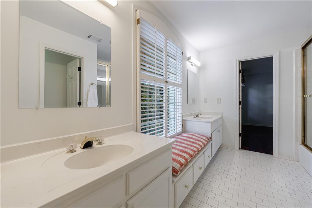 15 Vickwood Court NE