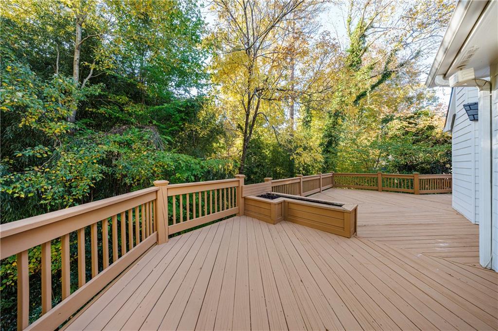 15 Vickwood Court NE