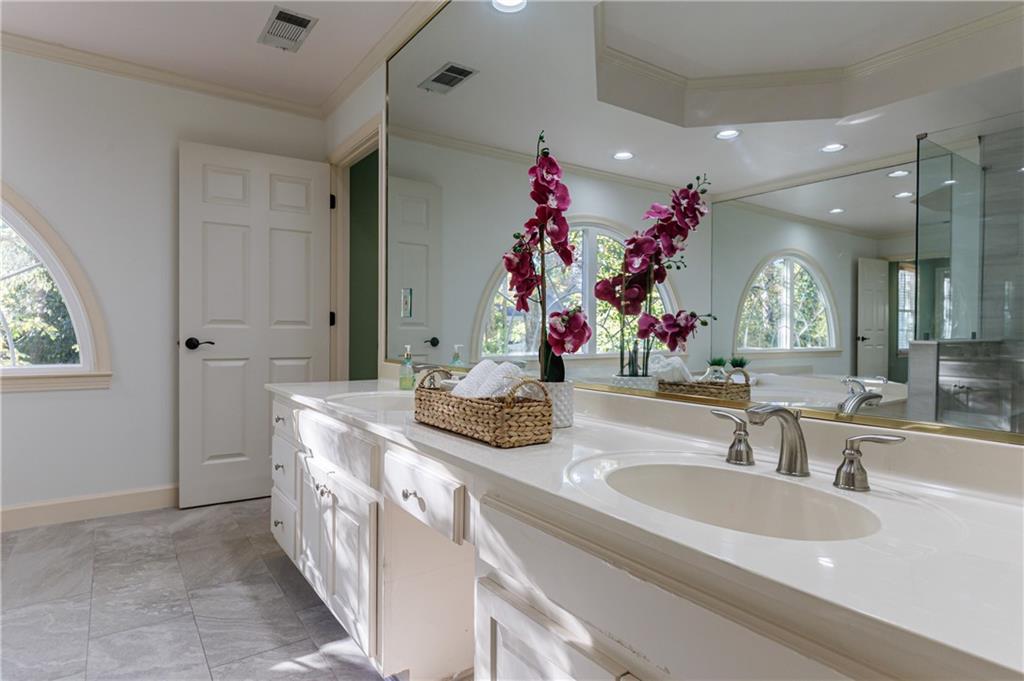 15 Vickwood Court NE